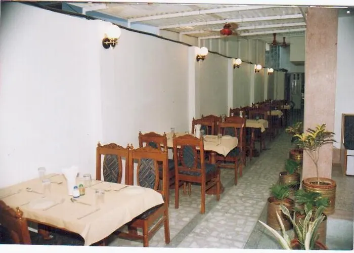 Radiant Ymca Tourist Hostel Varanasi